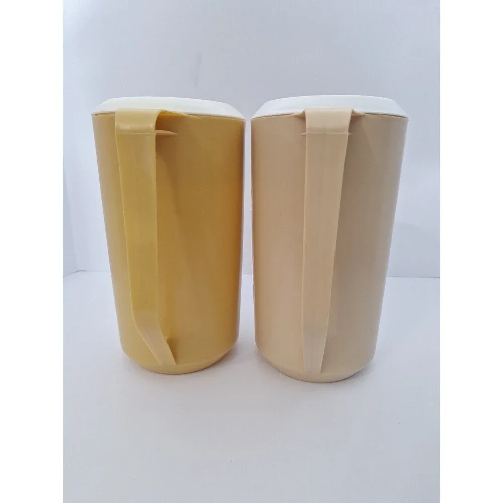 Vintage RUBBERMAID 2 1/4 Quart Pitcher Gold w/ White Lid J-2445 
